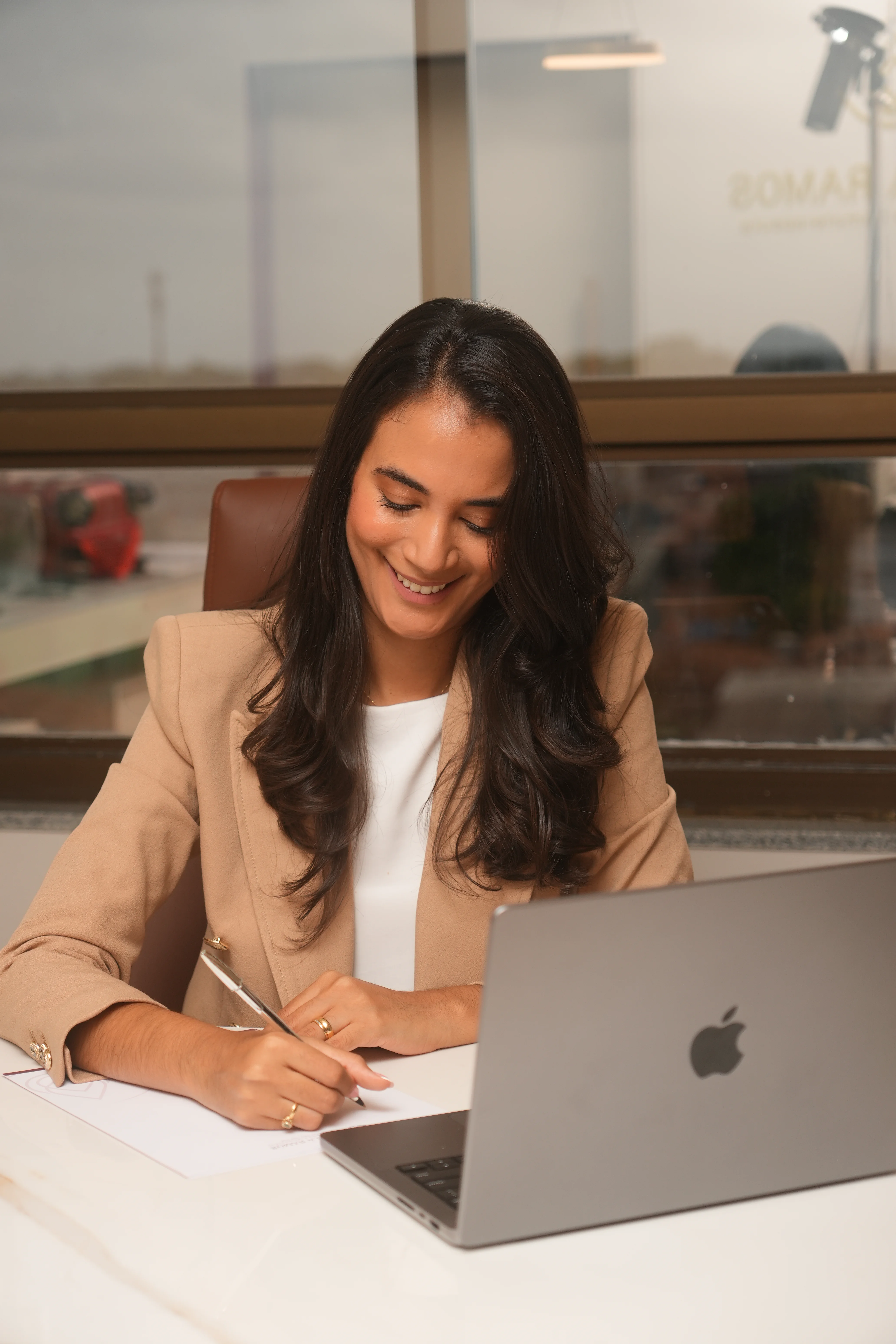 Dra. Rafaela Ramos em seu consultório